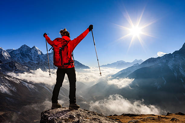 femme admirant le coucher de soleil sur la chaîne de l'himalaya, le parc national du mont everest - himalayas cloud mountain peak cloudscape photos et images de collection