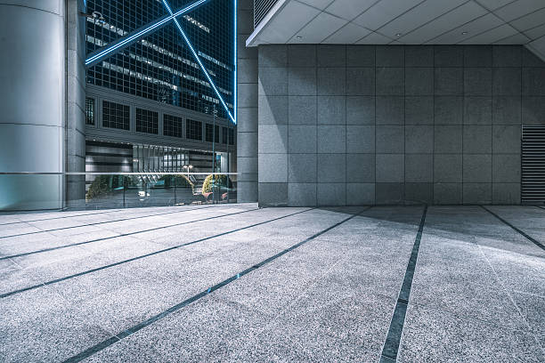 ver el paisaje urbano nocturno del centro de hong kong desde skywalk - sparse city urban scene lighting equipment fotografías e imágenes de stock