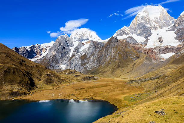 라그나 carhuacocha in 페루 안데스, 남미 - mountain peru cordillera blanca mountain range 뉴스 사진 이미지