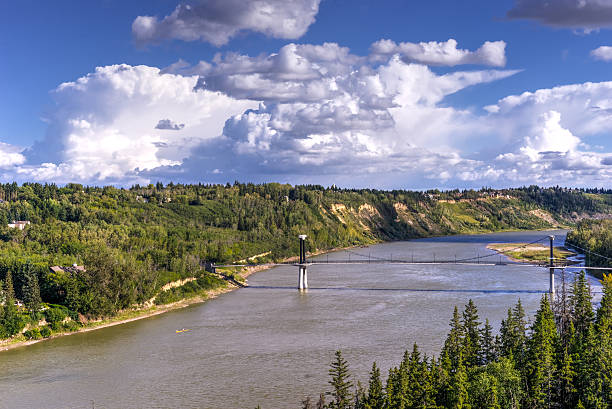 paisaje de edmonton - north saskatchewan river fotografías e imágenes de stock