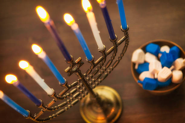 燃えるろうそくとドライデルを持つメノルラ。ハヌカの準備 - hanukkah menorah candle blue ストックフォトと画像