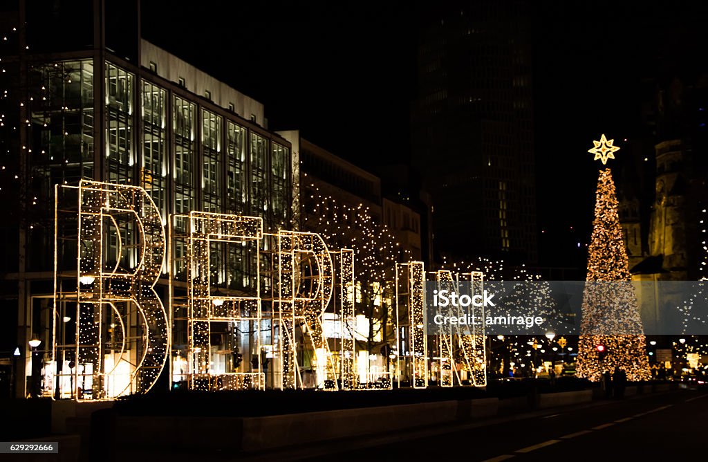 Rua Kurfurstendamm em Berlim com decoração de Natal e ta - Foto de stock de Berlim royalty-free