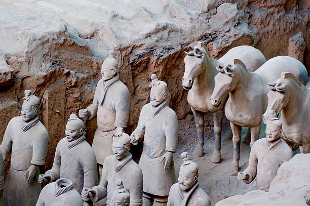 guerriers en terre cuite et leurs chevaux - horse terracotta soldiers china terracotta photos et images de collection