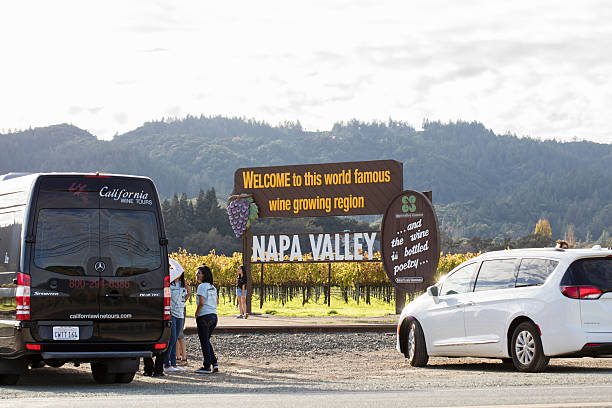 napa, kalifornien, usa, willkommen zeichen in der nähe der weingüter - napa valley vineyard sign welcome sign stock-fotos und bilder