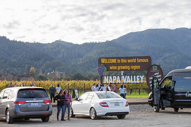 napa, kalifornien, usa, willkommen zeichen in der nähe der weingüter - napa valley vineyard sign welcome sign stock-fotos und bilder