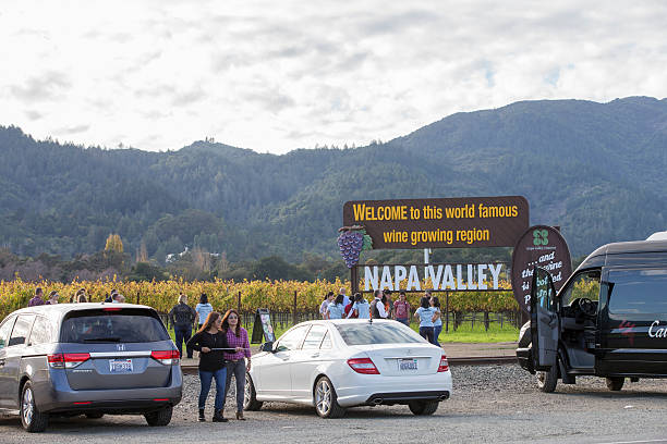 米国カリフォルニア州ナパ、周辺のブドウ園への標識 - napa valley vineyard sign welcome sign ストックフォトと画像