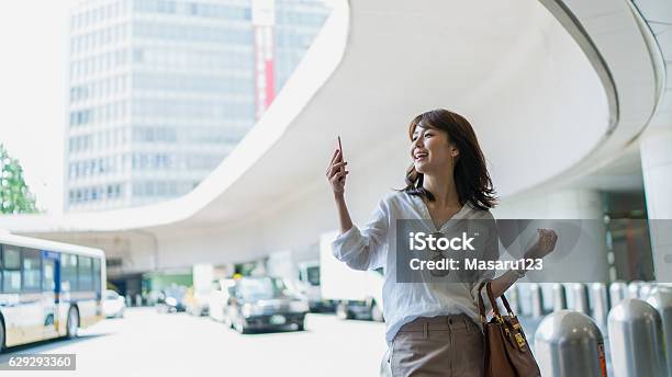 Junge Geschäftsfrau Beobachtet Handy In Einer Stadt Stockfoto und mehr Bilder von Frauen