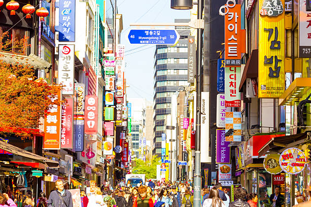 myeongdong lleno de tiendas de la calle comercial signos h - corea del sur fotografías e imágenes de stock