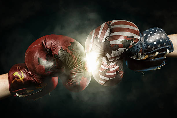 guerra fredda tra usa e russia simboleggiata con guanti da boxe - conflict boxing fighting business foto e immagini stock