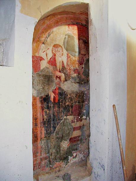 ピエトラストレーナ - 修復中のフレスコ画ニッチ - restoring painting working church ストックフォトと画像