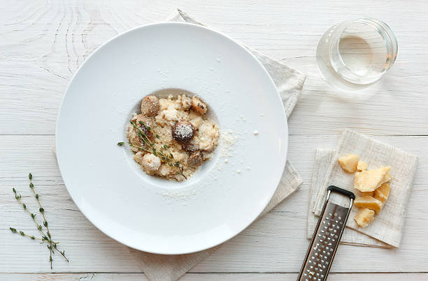risotto de setas silvestres con romero y parmesano, primer plano de la cocina italiana - cepe fungus forest dining fotografías e imágenes de stock