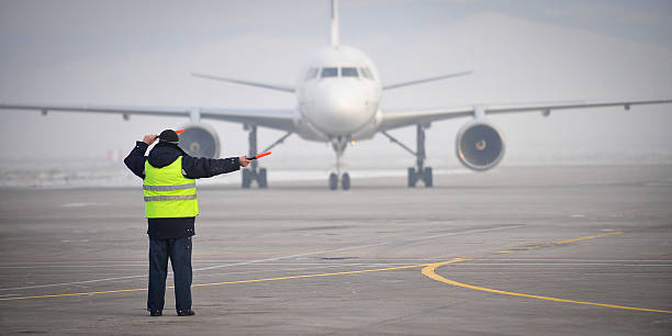работник аэропорта сигнализации - власть ветера стоковые фото и изображения