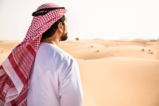 cheik arabe sur le désert regarder vers l’avant - middle eastern ethnicity sheik wealth men photos et images de collection