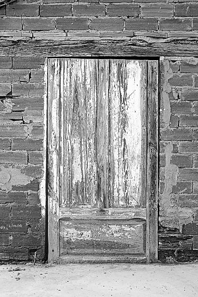 istock Deteriorated wood door 629340804