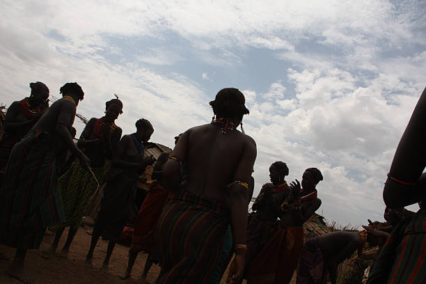 エチオピアを踊るダサナッハの女性 - dancing africa ethiopian culture ethiopia ストックフォトと画像