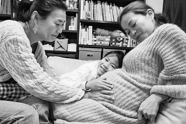 friend visit pregnant mother and daughter, japanese - human pregnancy midwife healthcare and medicine visit imagens e fotografias de stock