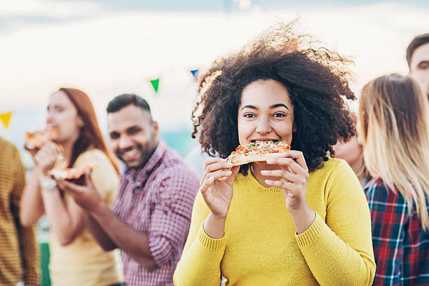 strona z pizza - pizza eating african descent lunch zdjęcia i obrazy z banku zdjęć