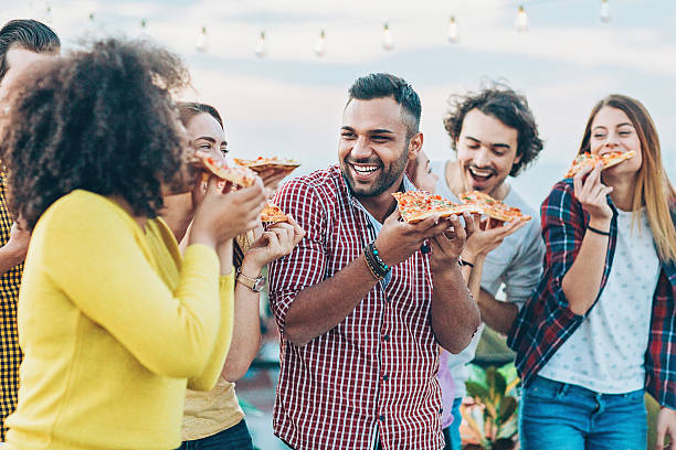pizza is more delicious with friends - pizza eating african descent lunch imagens e fotografias de stock