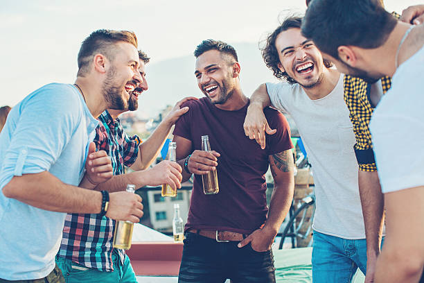 meninos bebendo cerveja e se divertindo - stag night fotos - fotografias e filmes do acervo