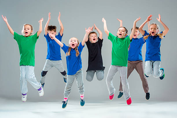 子供たちはダンススクール、バレエ、ヒップホップ、ストリート、ファンキーでモダン - dancing dancer hip hop jumping ストックフォトと画像