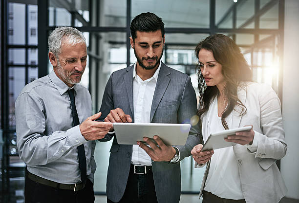 monitoraggio delle preoccupazioni aziendali come team - three people group of people standing business person foto e immagini stock