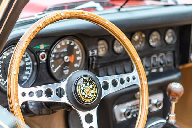 jaguar e-type roadster classique intérieur de voiture de sport britannique - e type photos et images de collection