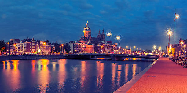 istock Night Amsterdam canal and Basilica Saint Nicholas 629365198