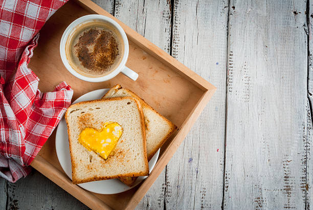 idea para san valentín, desayuno romántico - eggs breakfast heart shape fried egg fotografías e imágenes de stock