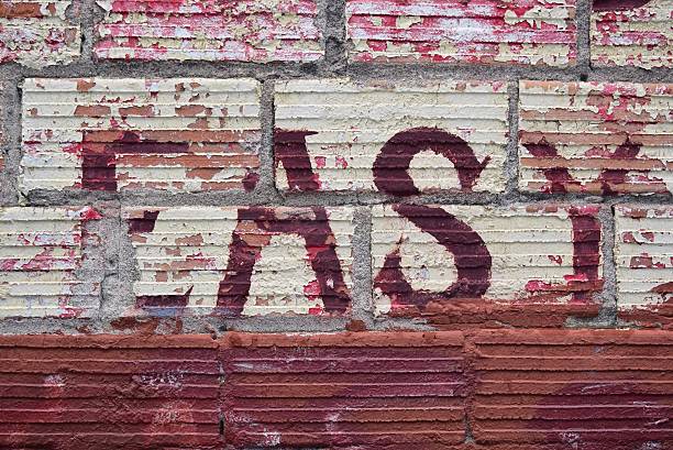 istock Easy advertising sign on old brick wall 629368962