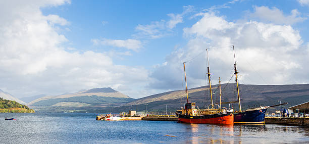 porto di inveraray in scozia, con due barche vintage attraccate - moored passenger ship rope lake foto e immagini stock