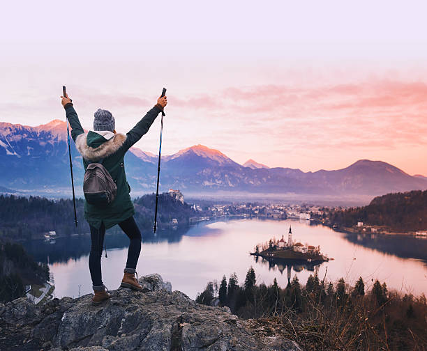 bled lake una de las atracciones turísticas más increíbles. - cordillera karavanke fotografías e imágenes de stock