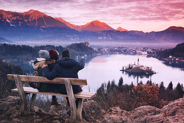 viagem em família pela europa. bled lake, eslovênia. - europe travel destinations horizontal slovenia - fotografias e filmes do acervo