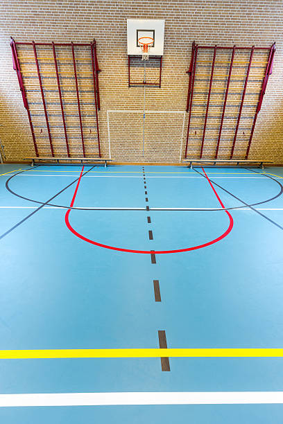 leere europäische turnhalle für schulsport - school gymnasium gym basketball court school stock-fotos und bilder