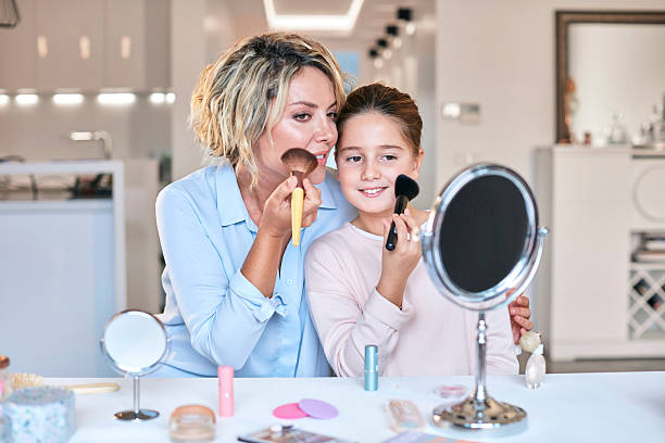 mutter und tochter auftragen make-up - mirror mother bathroom daughter stock-fotos und bilder