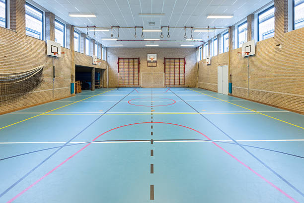 innere holländische turnhalle für schulsport - school gymnasium gym basketball court school stock-fotos und bilder