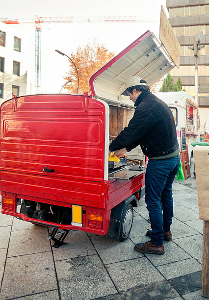 istock Mini food truck 629384212