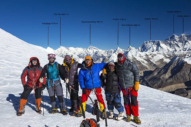 gruppe von bergsteigern auf dem höhenberg des himalaya - himalayas mountain climbing nepal climbing stock-fotos und bilder
