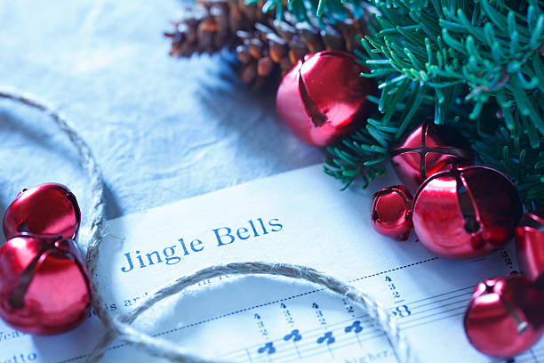 빨간 크리스마스 벨 서라운드 징글 벨 악보 - bell jingle christmas music 뉴스 사진 이미지