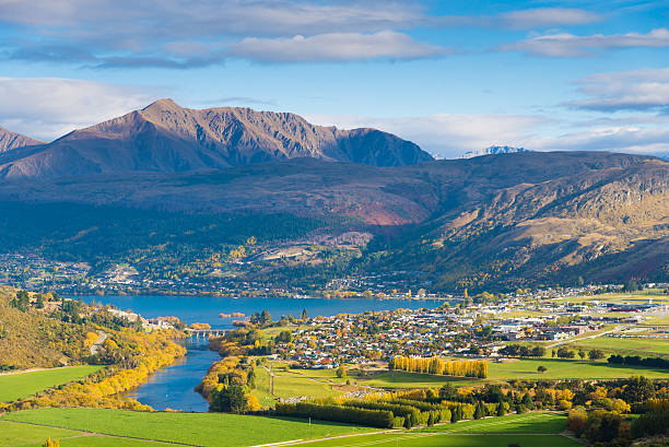 panoramic view remarkable peak at queen town  in new zealand - christchurch imagens e fotografias de stock