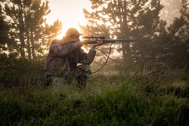 cazador en la naturaleza - rifle shotgun hunting camouflage fotografías e imágenes de stock