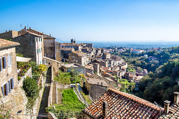 paysage urbain de caprarola, une ville du centre de l’italie. - viterbo province photos et images de collection