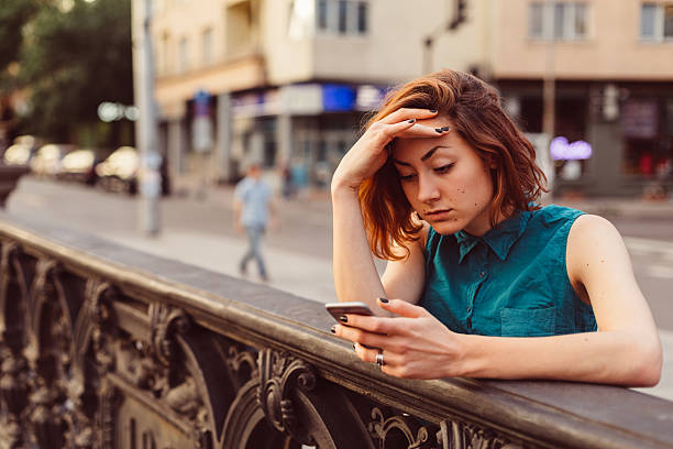 憂鬱、女性  - mobile phone telephone frustration women ストックフォトと画像