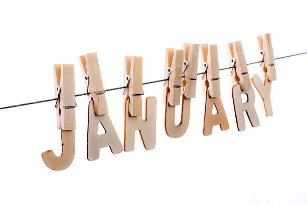 janvier en lettres en bois sur corde à linge - calendrier de lavent photos et images de collection