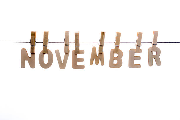 novembre en lettres en bois sur corde à linge - calendrier de lavent photos et images de collection