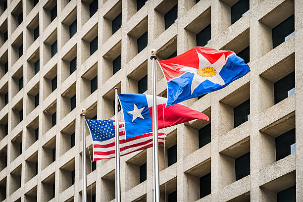 usa texas e dallas flags e office building a dallas - us state flag national flag flag three objects foto e immagini stock