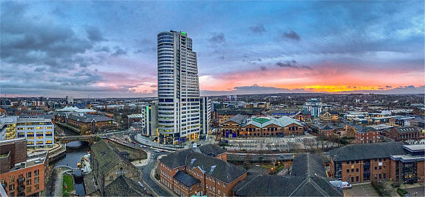 leeds west yorkshire no pôr do sol - leeds england skyline city uk - fotografias e filmes do acervo