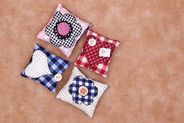 cuscini colorati - cushion pillow heart shape multi colored foto e immagini stock