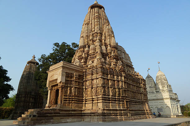 parsvanath-tempel, tempel südöstlich, khajuraho, indien - parsvanath stock-fotos und bilder