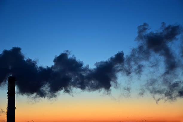 perigo! poluição atmosférica. - pollution smoke stack air pollution smoke - fotografias e filmes do acervo