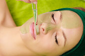 frau-mit-algenschlammmaske-im-gesicht.jpg?b=1&s=170x170&k=20&c=nbkRutYEB4ZmA0Su_fDcWlZ9Qhz6gmWQBmuir5qUl94=